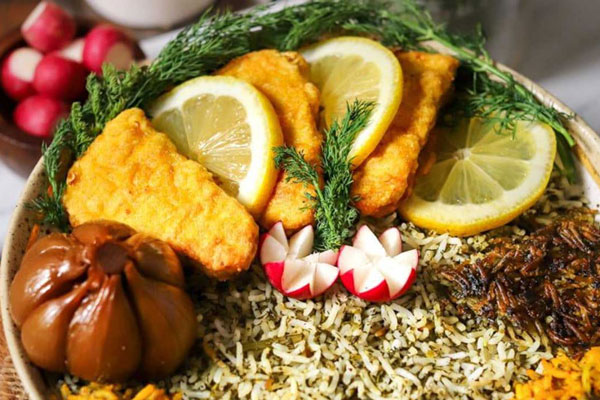 سرو شور ماهی پلو با سیر ترشی و لیمو ترش 