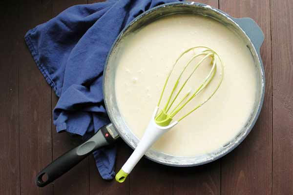 شیر عسلی و همزن دستی برای تهیه شیرینی دیلایت 