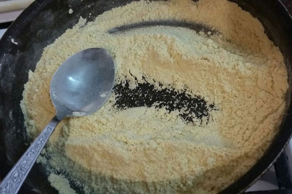 تفت دادن آرد نخودچی برای تهیه برشتوک 
