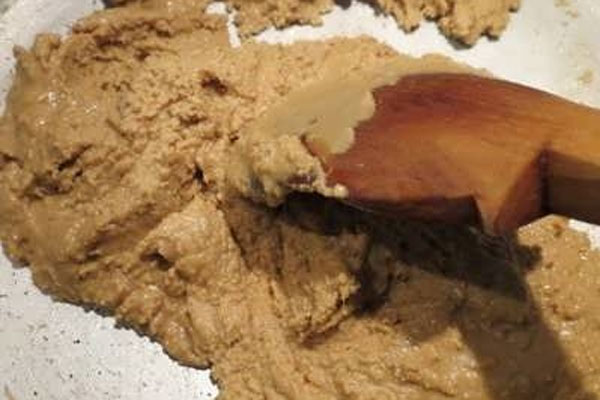 ترکیب کردن آرد نخودچی با کره 