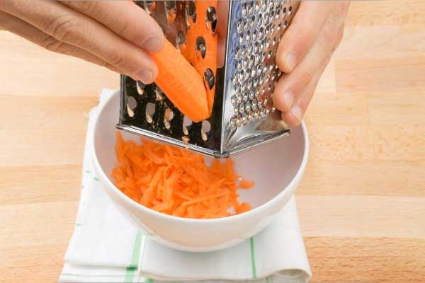 رنده کردن هویج برای مربا هویج دو نفره