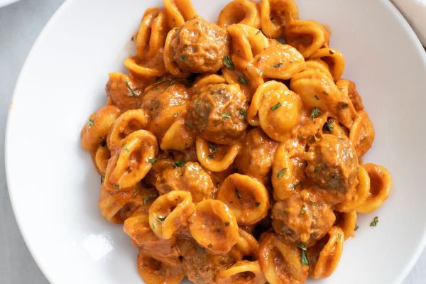 طرز تهیه پاستا میت بال کامل و غذا آماده است.