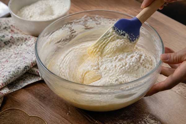 افزودن آرد و تهیه خمیر شیرینی اتابکی