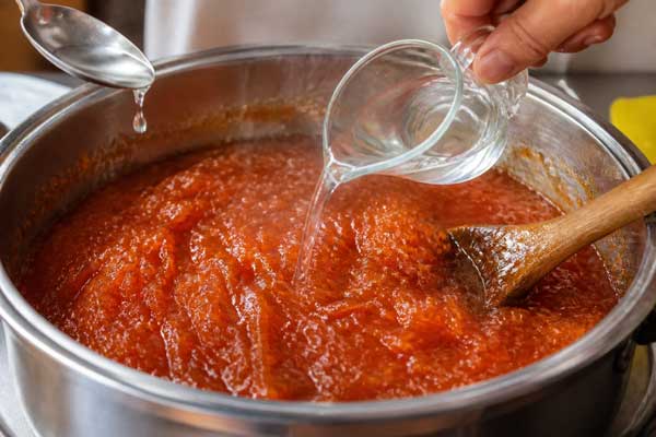 افزودن آب‌لیمو و گلاب به مربا هویج دو نفره
