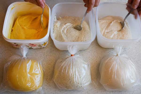 افزودن زعفران و هل به خمیر شیرینی اتابکی و تقسیم آن