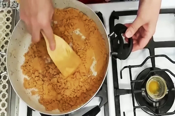 افزودن شیر خشک به آرد برای تهیه حلوا