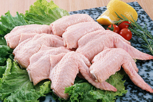 بال مرغ خام با لیمو تازه برای تهیه ته چین بال مرغ