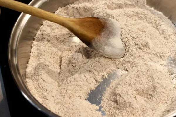 تفت دادن آرد در تهیه حلوای کدو حلوایی با شیر