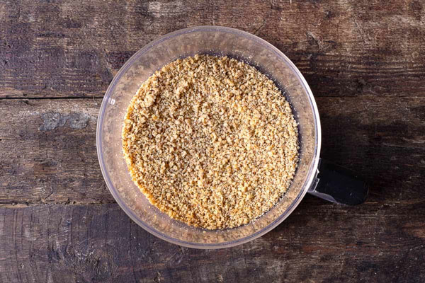 گردوی چرخ شده برای خورش فسنجان با کدو