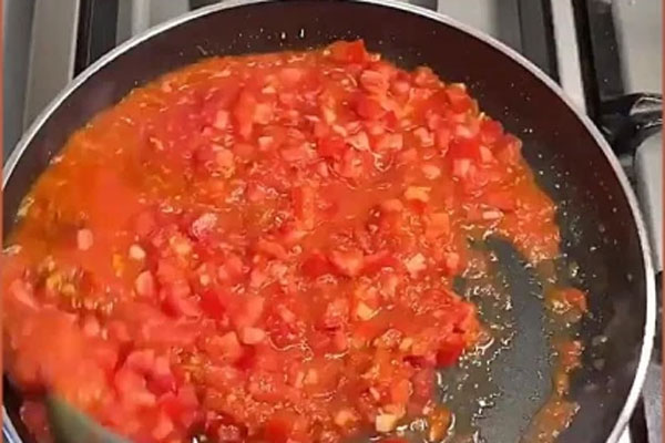 گوجه فرنگی رنده شده در تابه