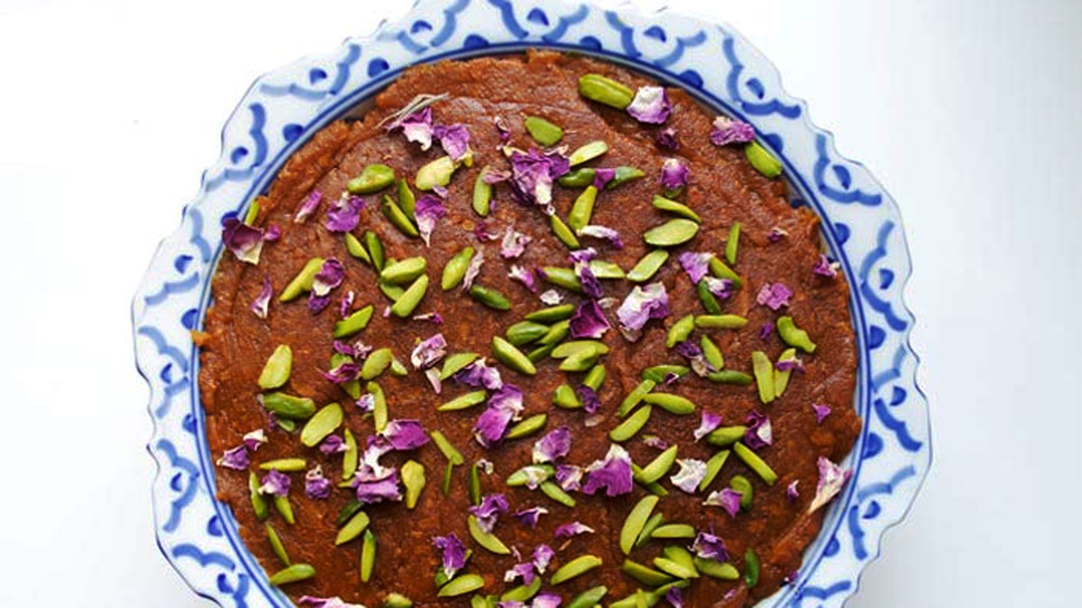 طرز تهیه حلوا زعفرانی با شیر خشک