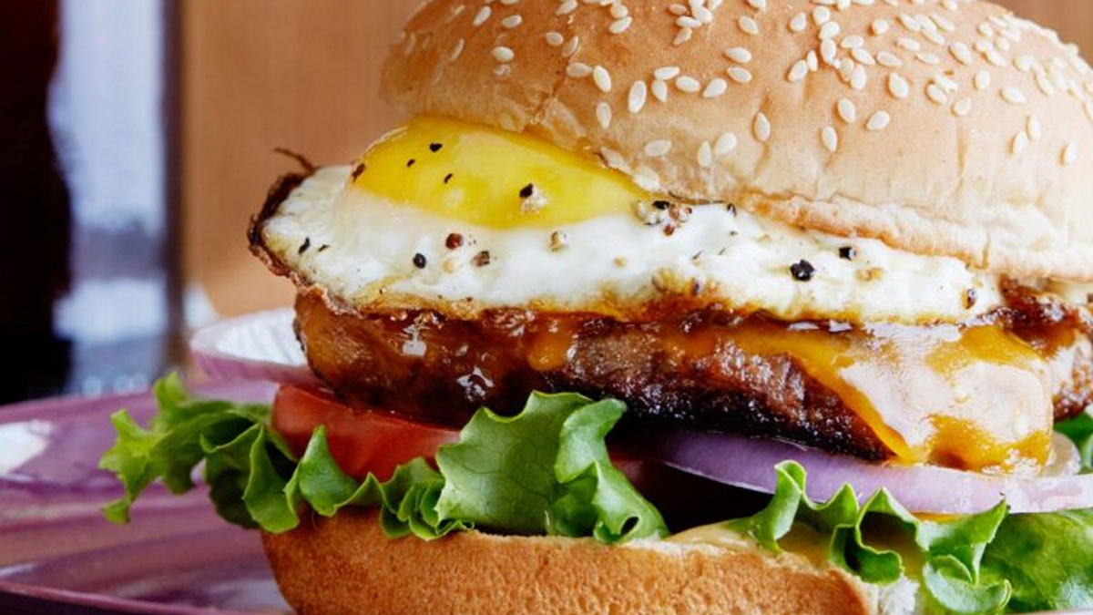 طرز تهیه ساندویچ همبرگر با پنیر چدار