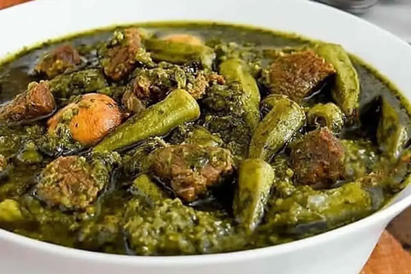 خورشت بامیه با سبزی در ظرف سرو 
