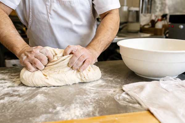 ورز دادن خمیر شیرینی دانمارکی در تنور گازی