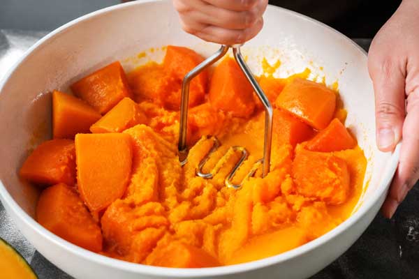 تهیه پوره کردوحلوایی برای حلوای شیر با کدوحلوایی
