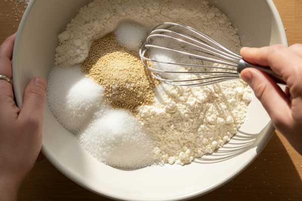 مخلوط کردن مواد خشک در تهیه شیرینی دانمارکی با تنور گازی