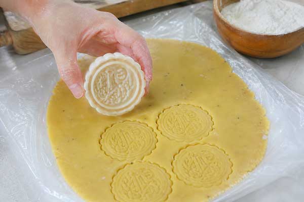 قالب زدن خمیر شیرینی اتابکی