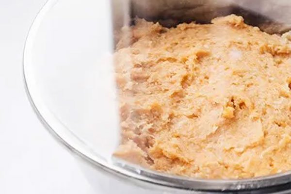مخلوط سینه مرغ چرخ شده و تخم مرغ برای تهیه ناگت مرغ
