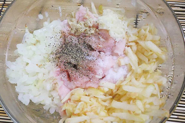 مواد اولیه کتلت مرغ در کاسه شیشه ای