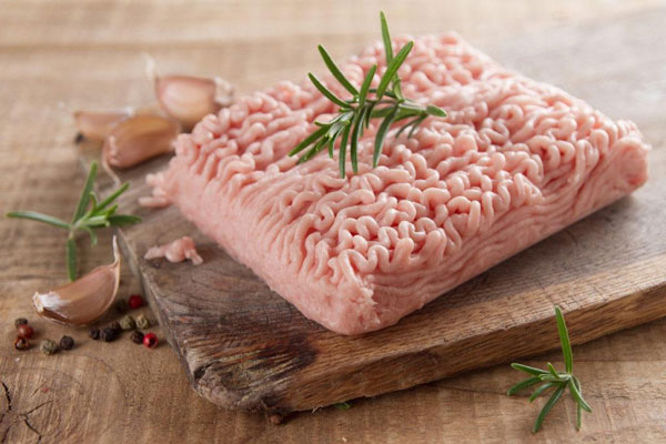 سینه مرغ چرخ شده و رزماری برای تهیه ناگت مرغ