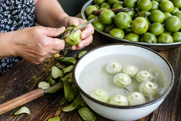 آماده کردن چاقالا گردو برای مربا گردو ارمنستانی