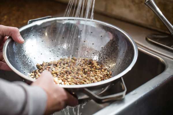 آماده کردن عدس برای تهیه عدسی لعابدار
