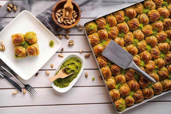 باقلوا با خمیر خانگی با تزئین پسته