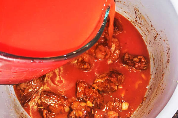 افزودن رب گوجه فرنگی به گوشت خورشت بامیه با سبزی 