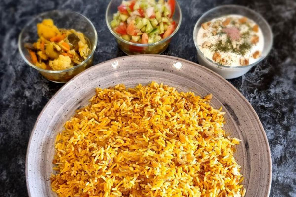 سرو کلم پلو با سالاد شیرازی ماست و ترشی