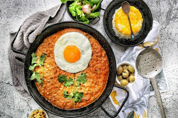 سرو میرزا قاسمی رژیمی با نان و سبزی تازه