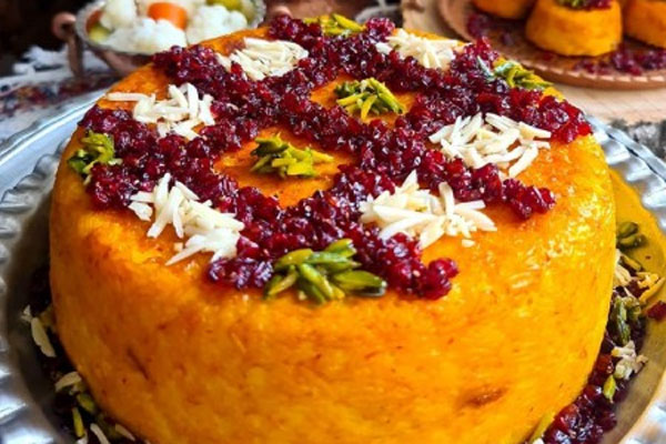 سرو ته چین مرغ و بادمجان تزئین شده با زرشک، خلال پسته و خلال بادام
