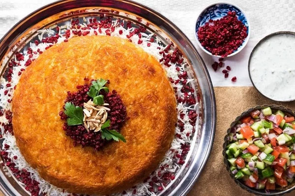 سرو ته چین مرغ و قارچ با سالاد شیرازی و ماست و خیار 