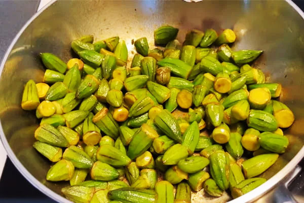 تفت دادن بامیه در روغن برای تهیه خورشت بامیه با سبزی