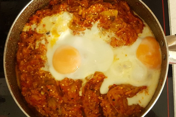 اضافه کردن تخم مرغ به میرزا قاسمی رژیمی