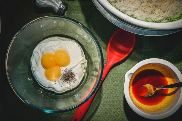تخم مرغ، ماست و زعفران برای تهیه مایه ته چین 