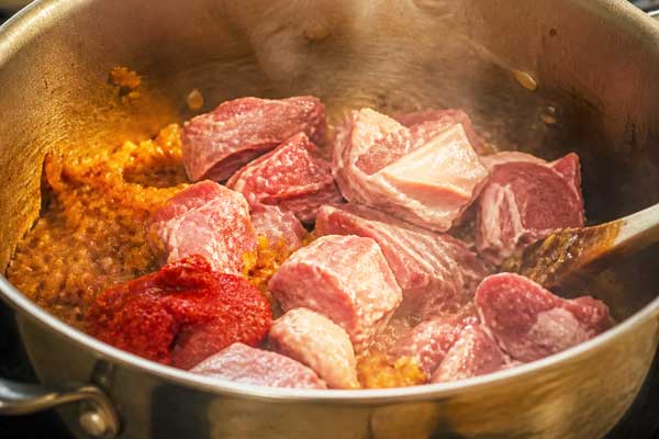 افزودن گوشت به پیاز آبگوشت لیموعمانی