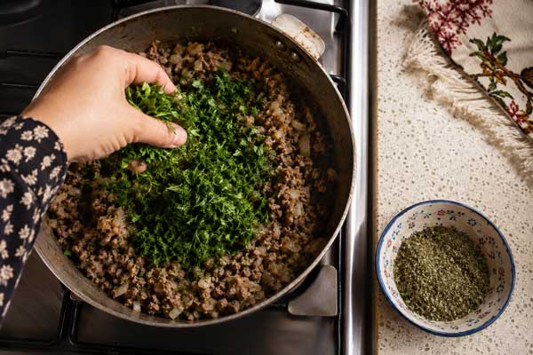 افزودن سبزیجات به مایه گوشت دلمه برگ مو آذری