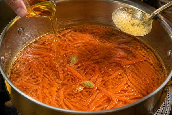 افزودن زعفران و هل به مربای هویج مجلسی