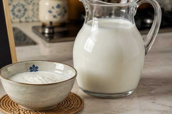 رساندن دمای شیر و ماست استارتر به دمای محیط