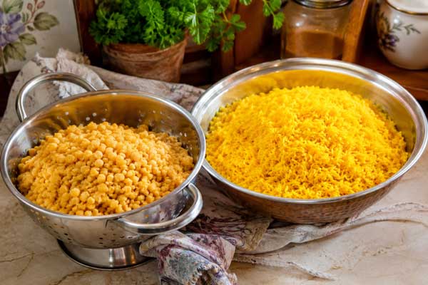 آمادهسازی لپه و برنج برای تهیه دلمه برگ مو آذری