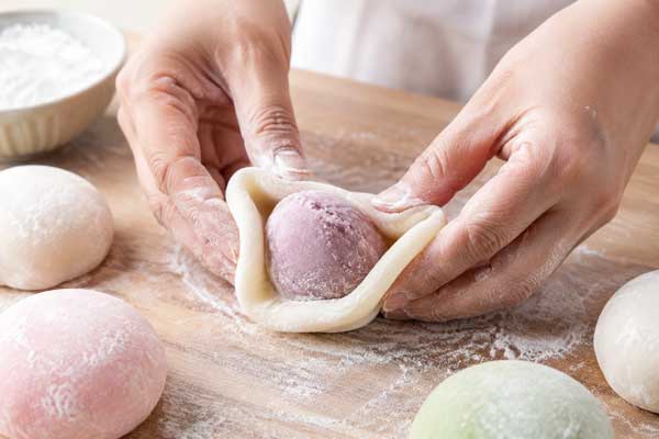 گذاشتن بستنی داخل خمیر موچی