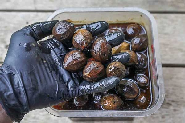 خیساندن گردوی تازه برای تهیه مربا