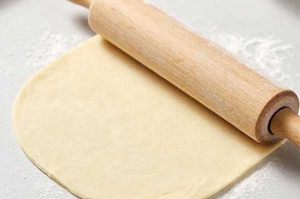 پهن کردن خمیر موجی بستنی روی سطح کار