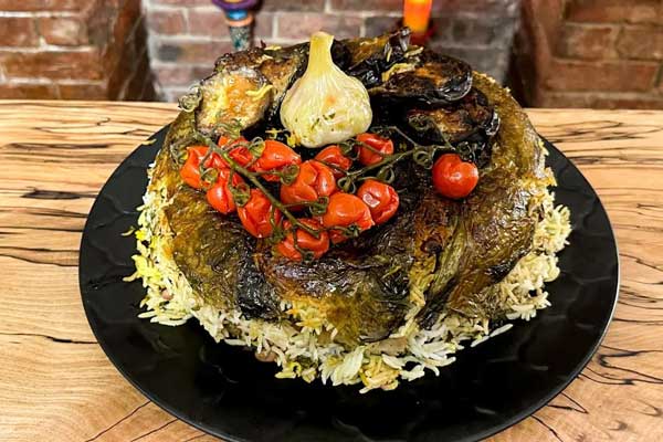 ریواس پلو با تزئین گوجه و بادمجان