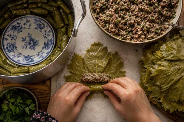 پیچیدن برگ مو برای تهیه دلمه برگ مو آذری