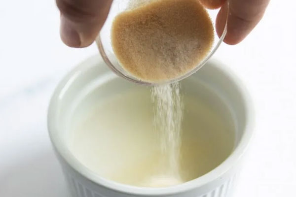 ترکیب پودر ژلاتین با آب سرد برای تهیه پاناکوتا