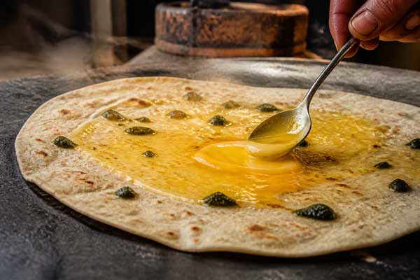 افزودن تخممرغ و مهیاوه روی نان توموشی