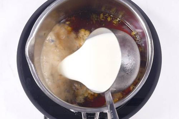 افزودن شیر و شکر به چای ماسالا با شیر