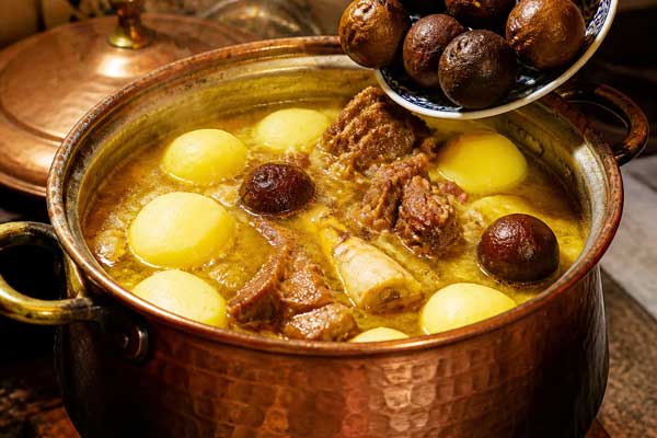 افزودن لیمو عمانی و سیب زمینی به آبگوشت