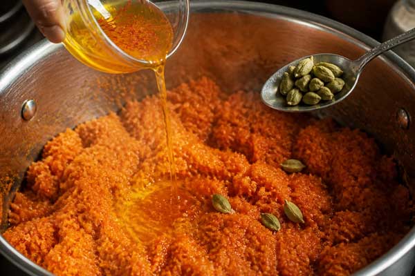 افزودن زعفران دم‌کرده و هل به مربا هویج